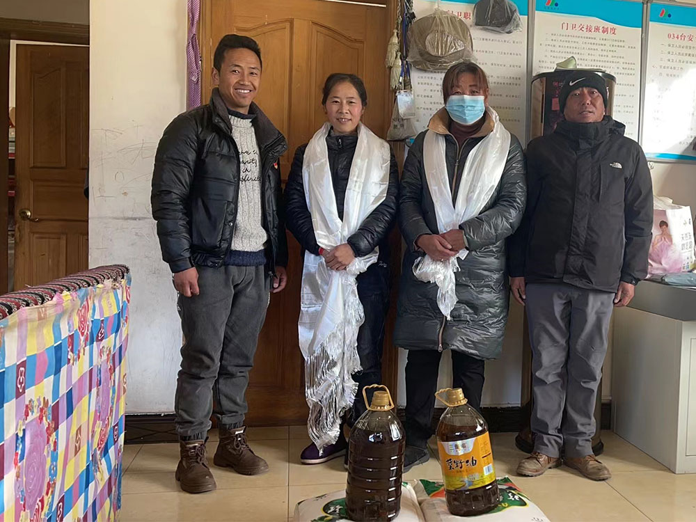 “藏历新年”来临之际慰问门卫