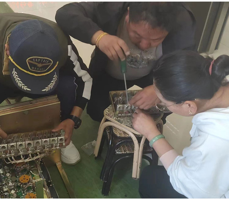 技术人员处理设备故障