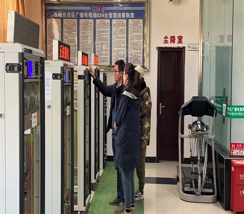 发射机厂家技术人员检查发射机