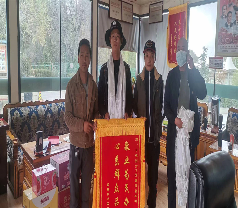 慰问警务站工作人员