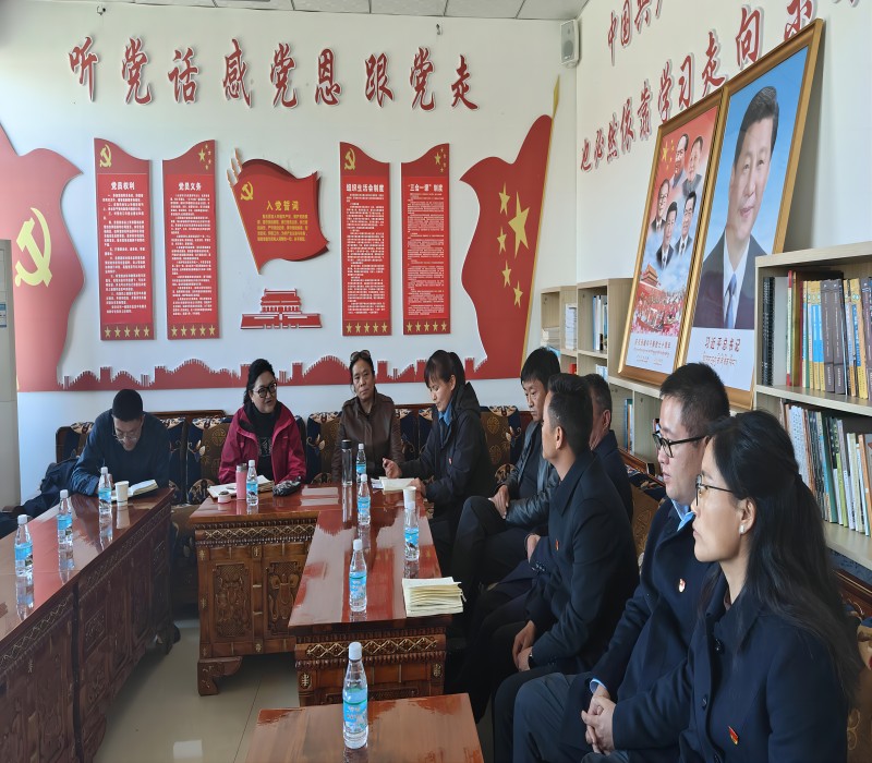 燕红局长与干部职工交流谈话